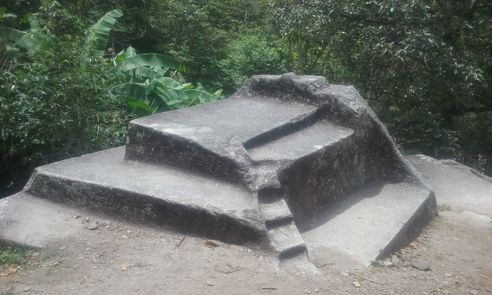 Út közben a dzsungelben találtam ilyen szépen megmunkált köveket.